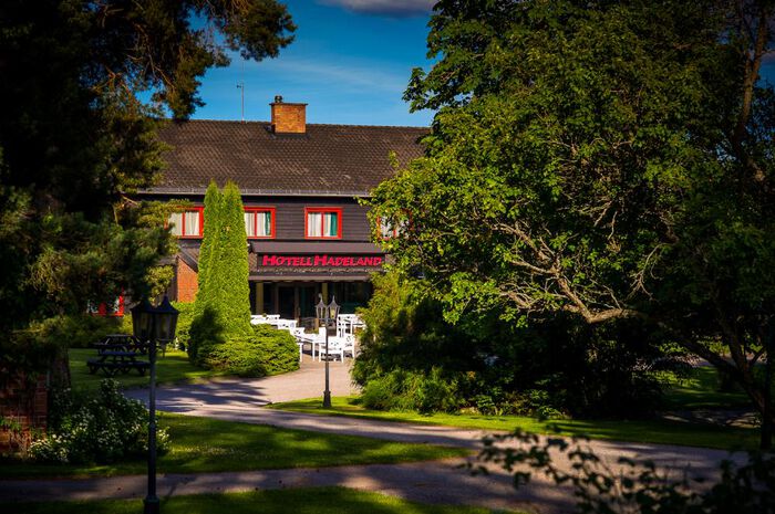 Building in summery surroundings
