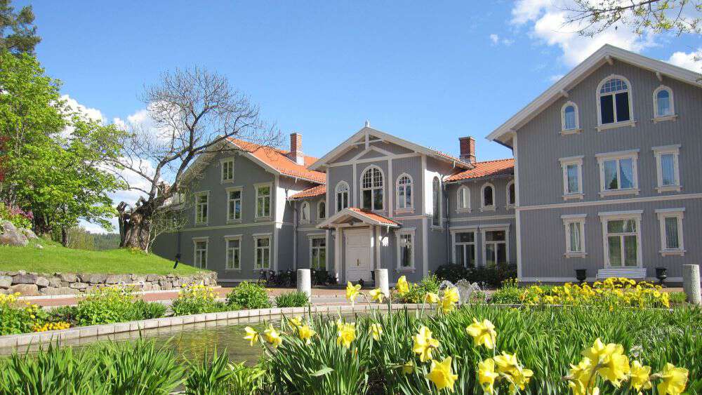 View of the Losby Gods surrounded by greens and flowers. . 