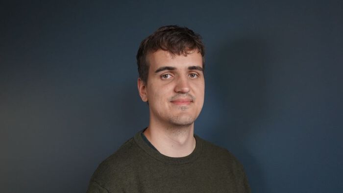 Bildet kan inneholde: person, nese, kinn, flash fotografering, øyenvippe.