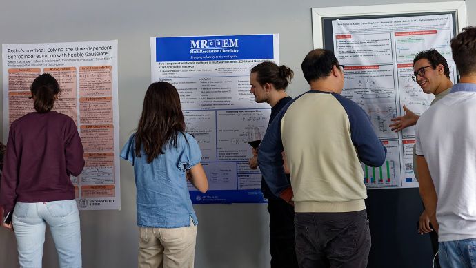 Young researchers discussing posters after the workshop about visualization and poster design by Visualize your Science. Photo: Marco Bortoli, UiO.