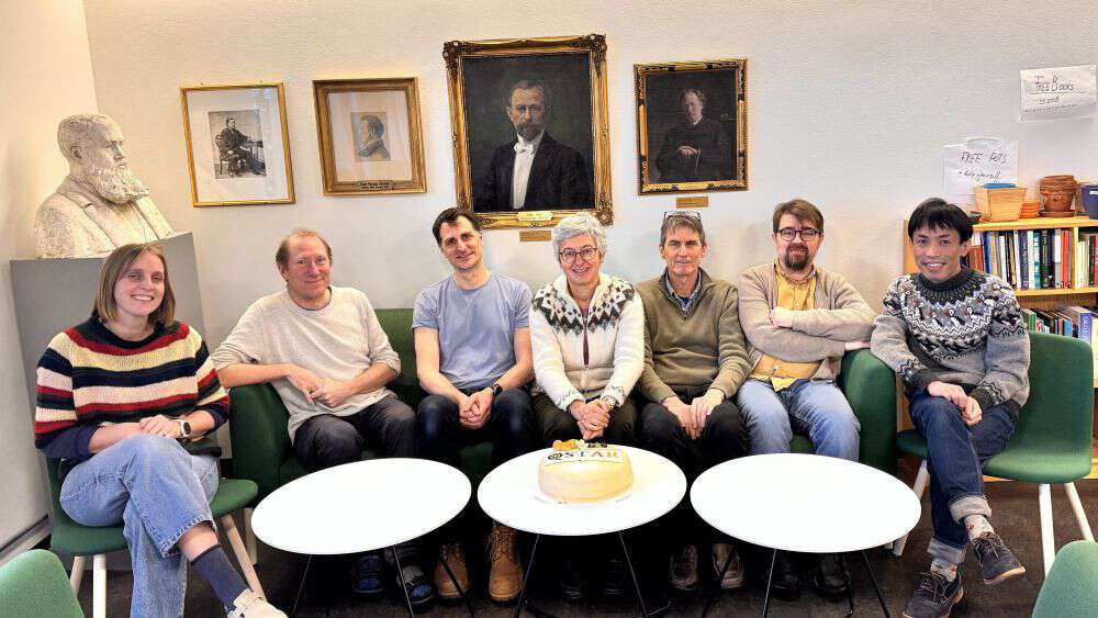 Bildet kan inneholde: interiørdesign, smil, møbler, jeans, rom.