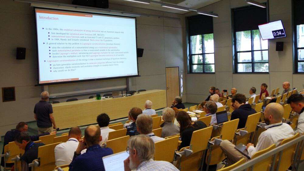 Bildet kan inneholde: møbler, elektronisk enhet, stol, presentasjon, hendelse.