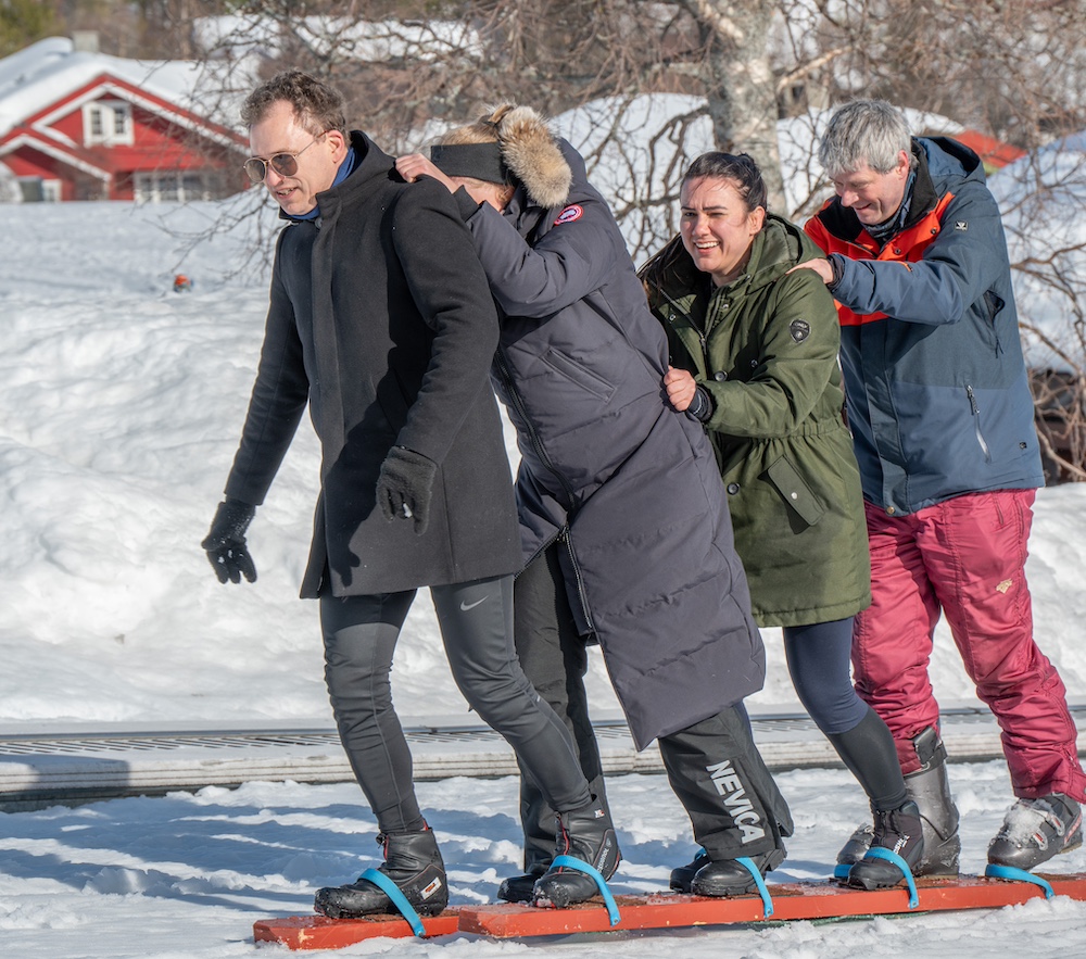 4 people on skiis