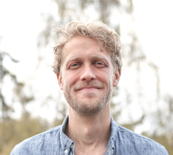 Bildet kan inneholde: person, hår, smil, øye, skjegg.