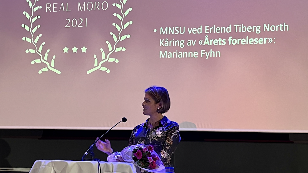 Marianne Fyhn mottar pris