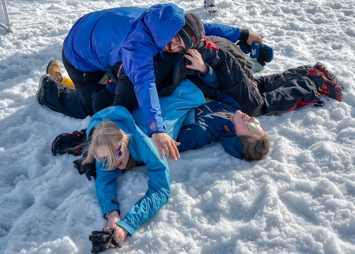 gruppe folk i snøen