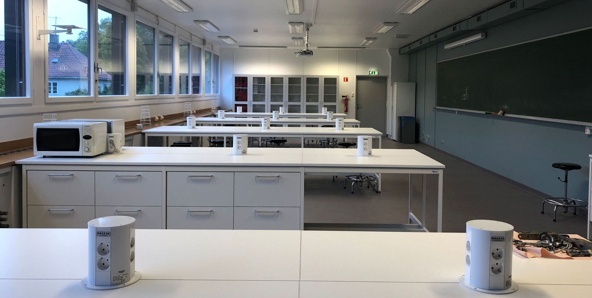 Bildet kan inneholde: benkeplate, skaparbeid, bord, kjøkken, interiørdesign.
