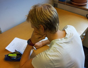 En person som sitter å skriver