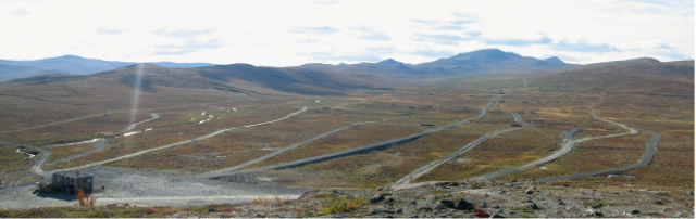 Fjellandskap med grudveier i sikksakk frem og tilbake over landskapet.