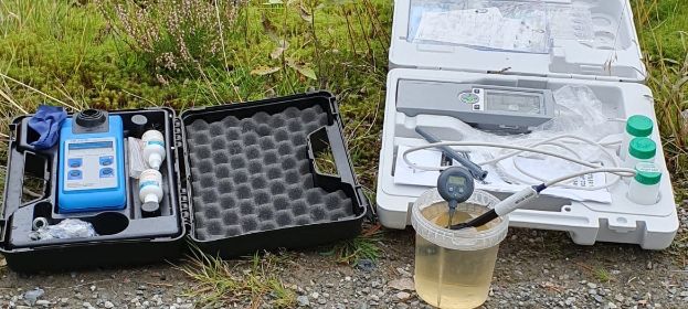 To utstyrskofferter, med plastslanger, divrse beholdere og måleinstrumenter. 