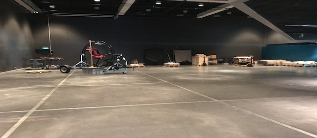 Bildet kan inneholde: hangar, gulv, photography, kjøretøy, lyd scene.