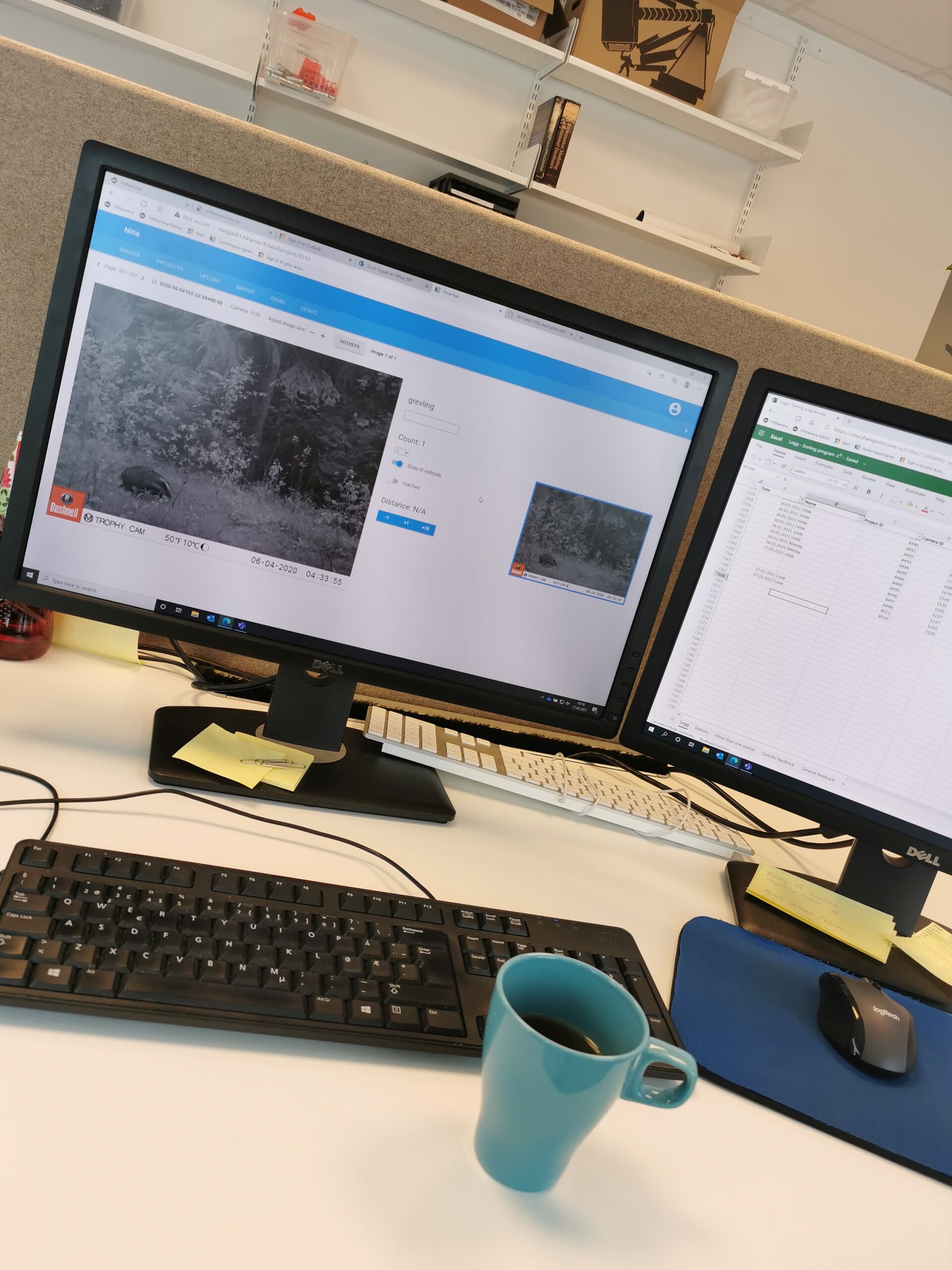Kontor med pc-skjerm.