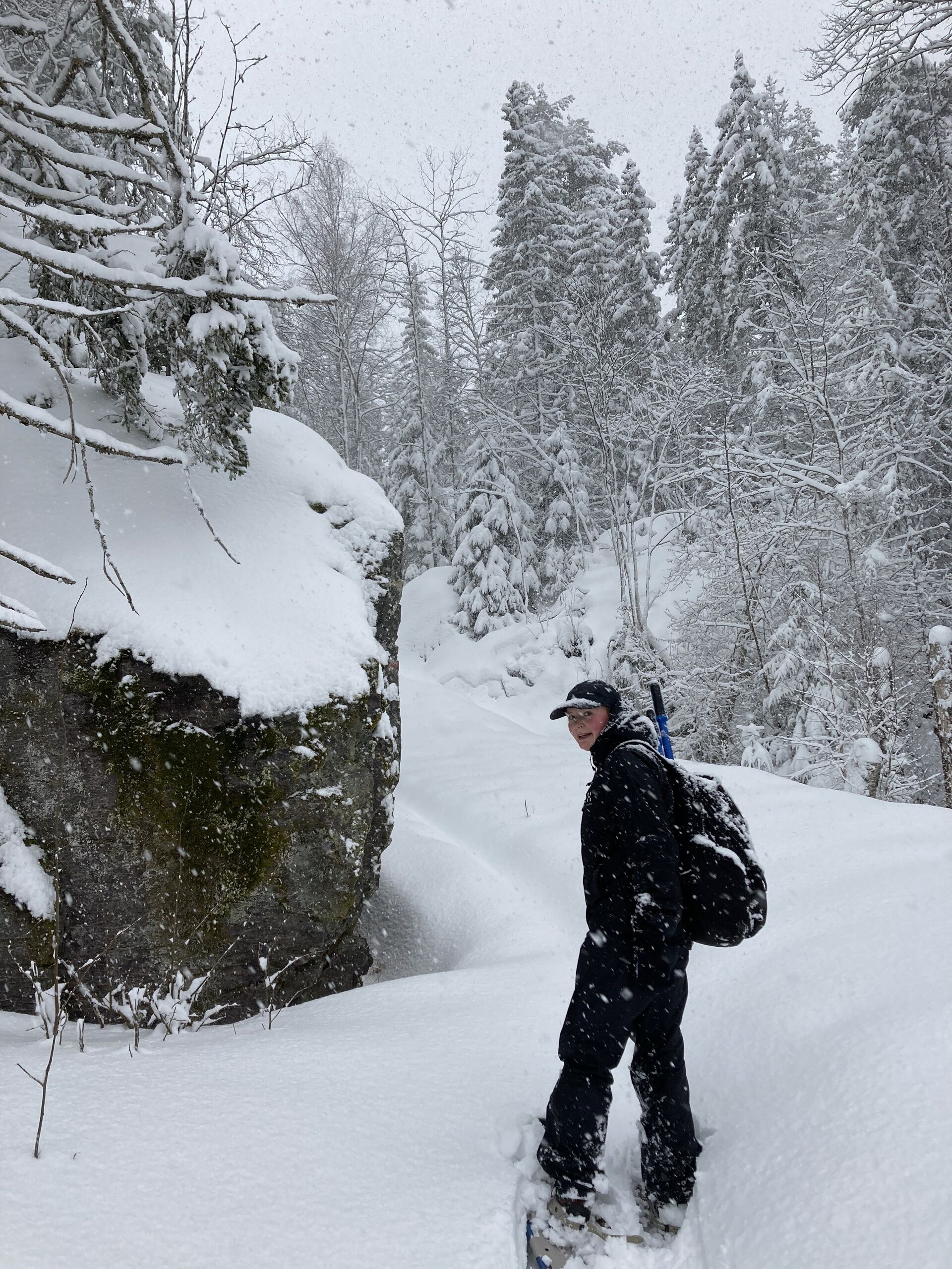 Kvinne i snødekt natur