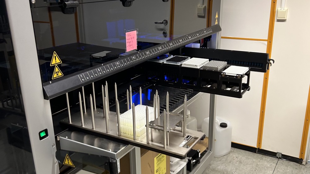 Bilde av pipetteringsrobot.