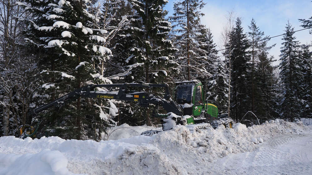 Skogsmaskin i skogen.