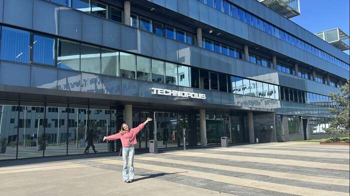 Bilde av forfatteren utenfor Technopolis-bygget på Fornebu.