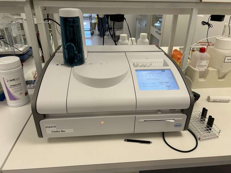 Bilde av maskin på lab-benk.