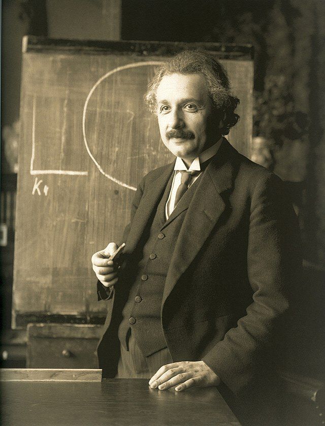 Albert Einstein under en forelesning i Wien 1921 fra etbilde tatt av den østerrikske fotografen Ferdinand Schmutzer (1870-1928). Wikimedia Commens