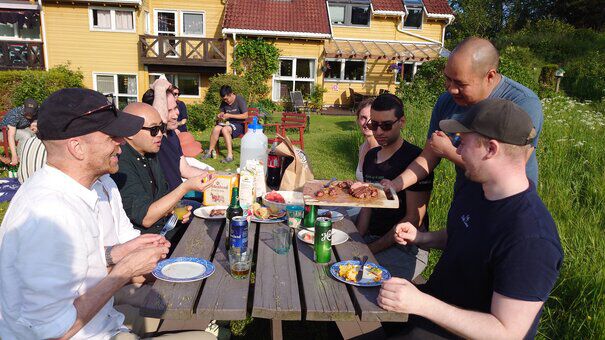Bildet kan inneholde: bord, rekreasjon, mat, møbler, utendørsbord.