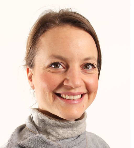 Bildet kan inneholde: briller, hår, smil, briller, hake.