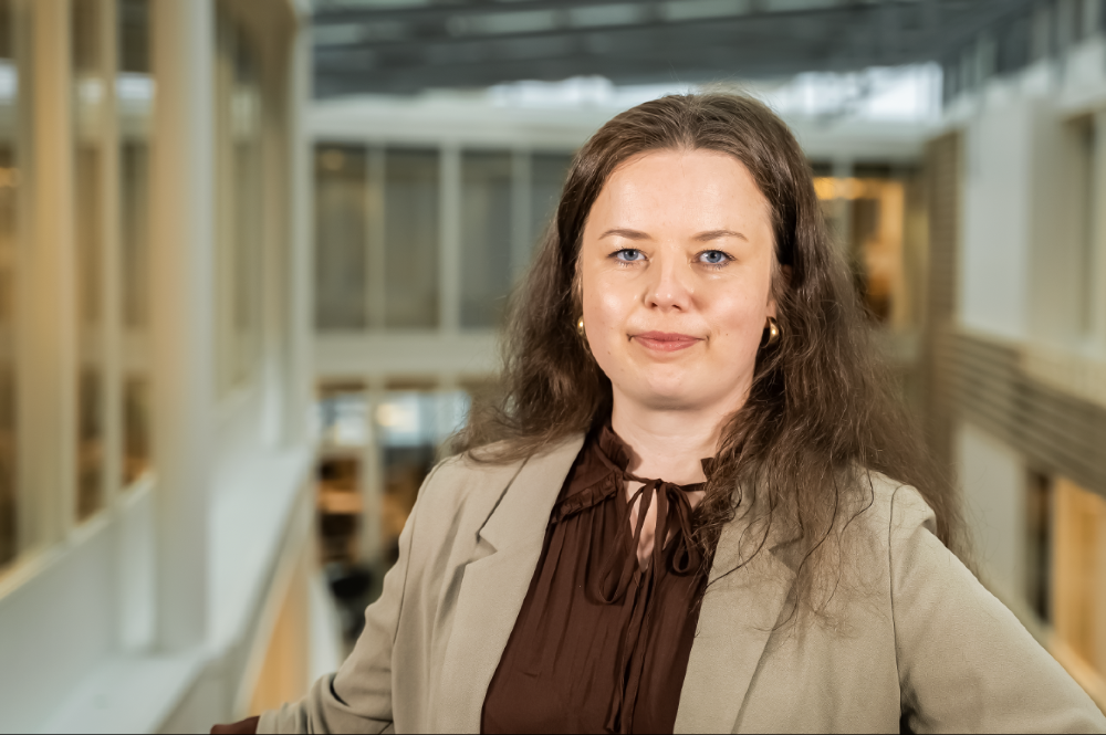 Bildet kan inneholde: briller, hår, smil, briller, hake.