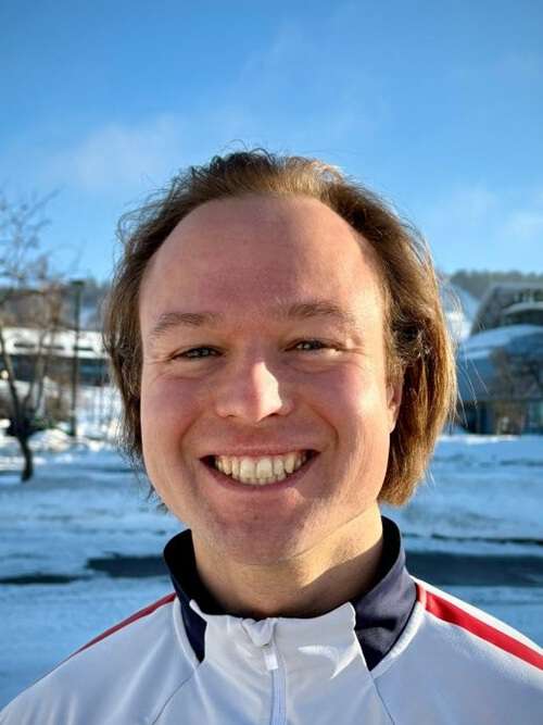 Bildet kan inneholde: briller, hår, smil, briller, hake.