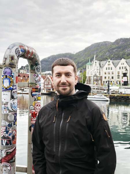 Bildet kan inneholde: briller, hår, smil, briller, hake.