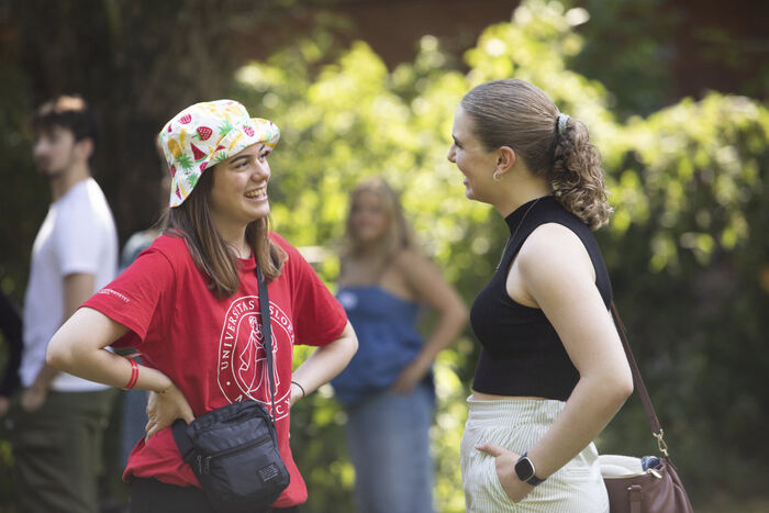 To kvinnelige studenter prater sammen ved studiestart
