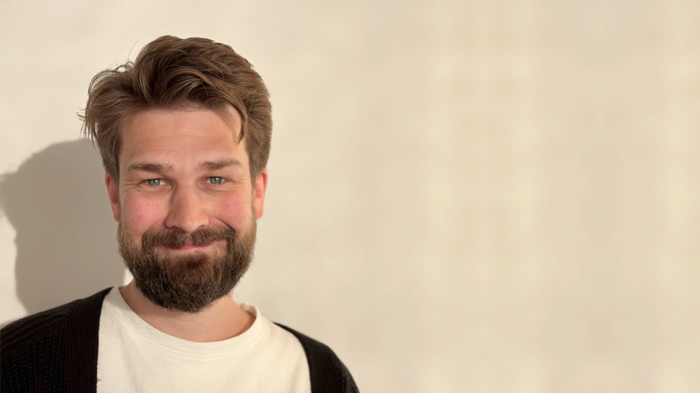 Bildet kan inneholde: person, hår, ansiktshår, hake, kinn.