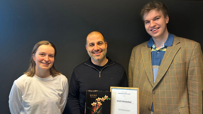 Prisvinner Omid Mirmotahari med to studenter