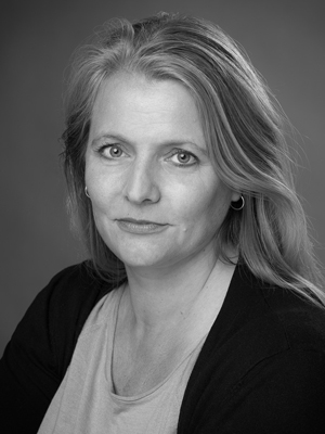 Bildet kan inneholde: klær, hår, fotografi, smil, kinn.