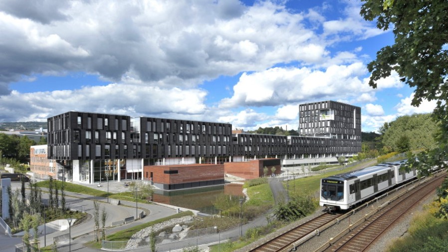 Bilde av Ole Johan Dahls hus med t-banen i forgrunn