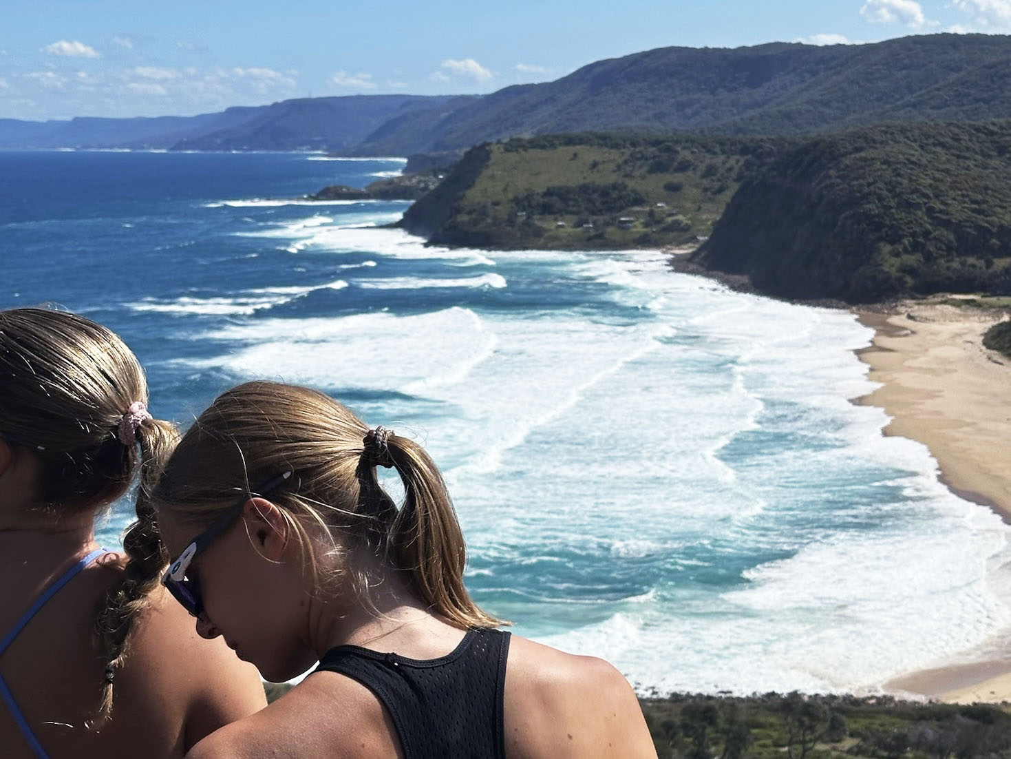 To unge studenter ser utover en strand