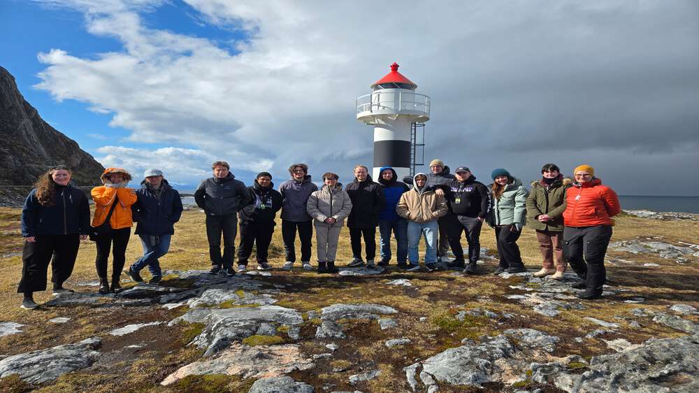 Bildet kan inneholde: stein, høylandet, terreng, smil, geologi.