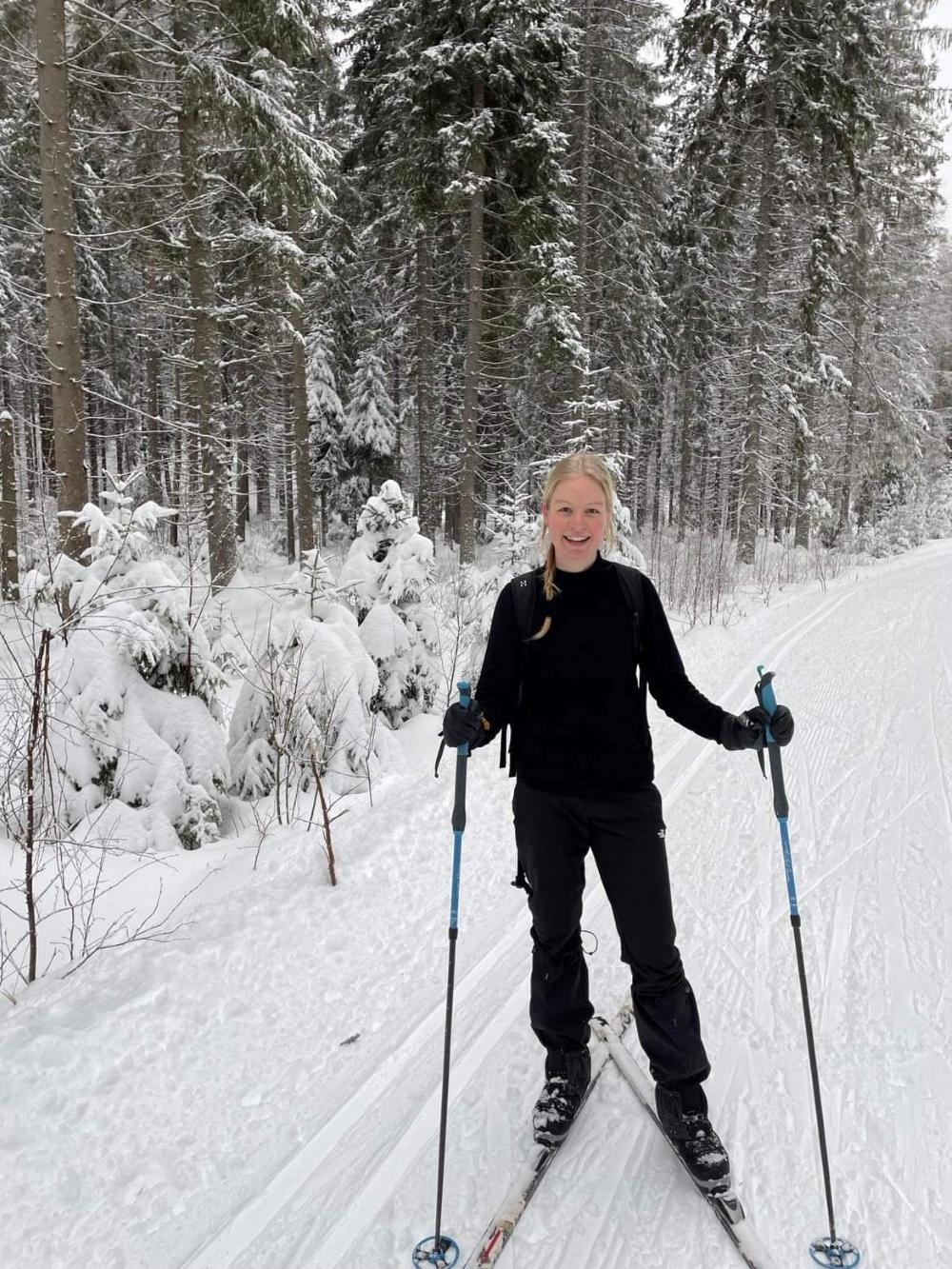 Bildet kan inneholde: skifelt, ski utstyr, snø, vintersport, ski.