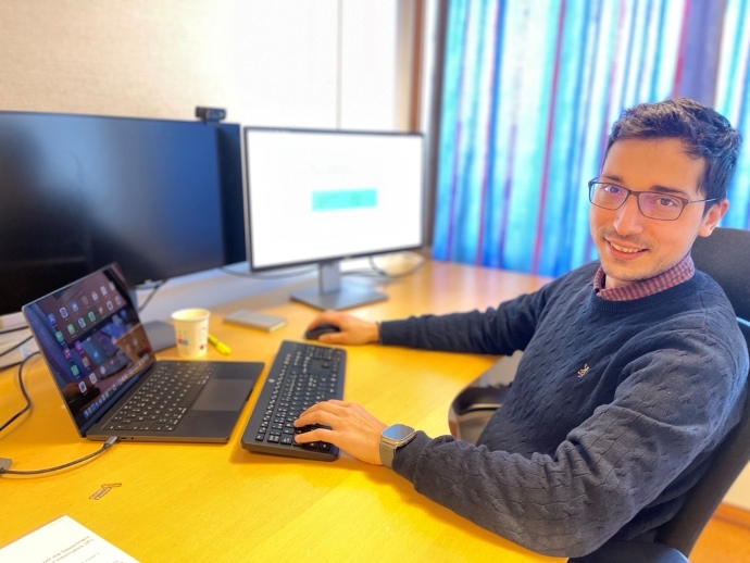 Bildet kan inneholde: computer, briller, bord, personlig datamaskin, møbler.