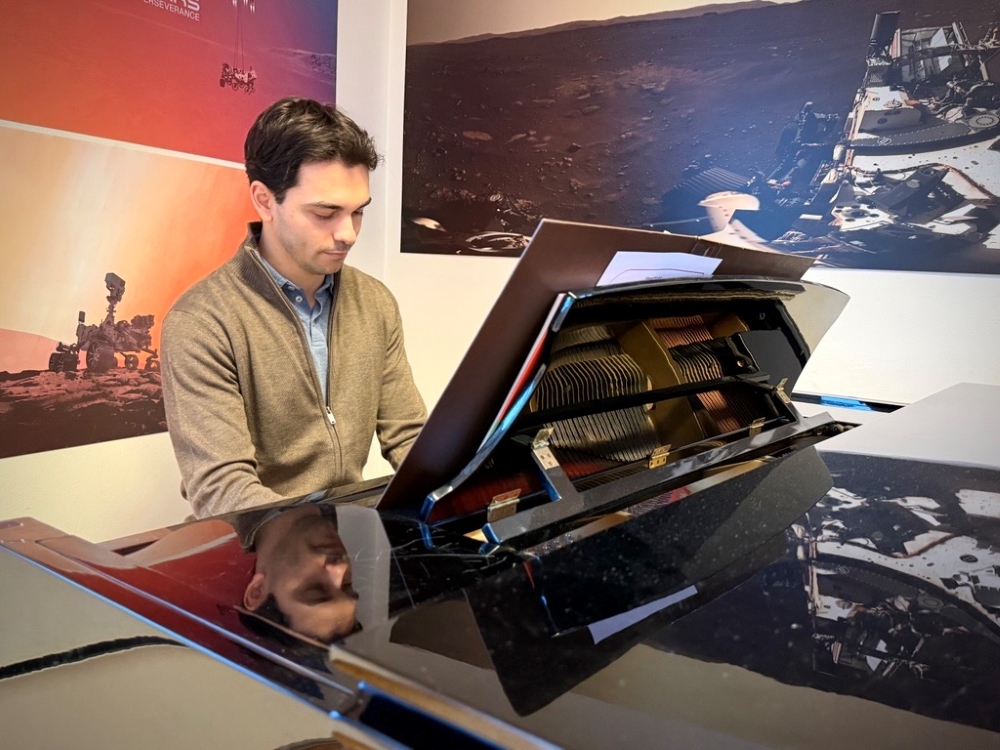 Bildet kan inneholde: musikkinstrument, tastatur, piano, musiker, organist.