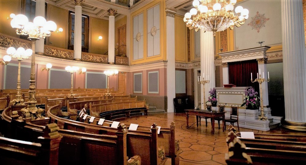 Bildet kan inneholde: interiørdesign, belysning, tak, lysarmatur, hall.