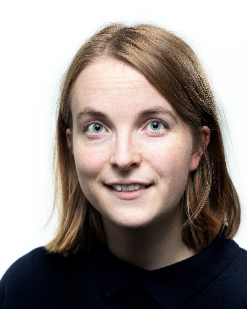 Bildet kan inneholde: klær, panne, nese, smil, kinn.