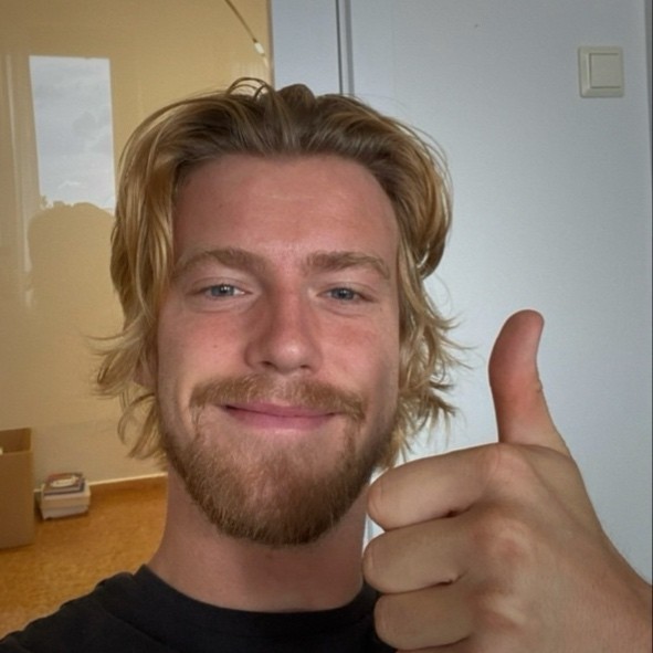 Bildet kan inneholde: øyenbryn, ansiktshår, kjeve, ansiktsuttrykk, smil.