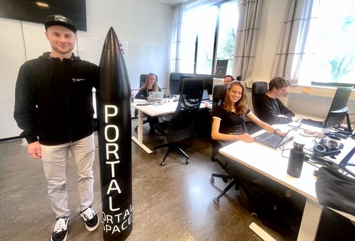 Jannick Eschler er fersk student på masterprogrammet i Romsystemer på UiOs Institutt for teknologisystemer på Kjeller. Her avbildet med medlemmene i studentorganisasjonen Portal Space, som han har ledet i to år. 