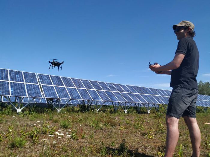 Bildet kan inneholde: solenergi, solcellepanel, solenergi, teknologi, himmel.