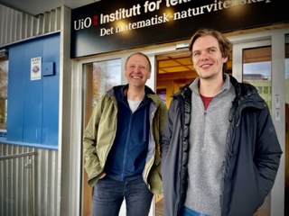 Forskerne Jonas Moen og Mathias Minos Stensrud utenfor ITS 