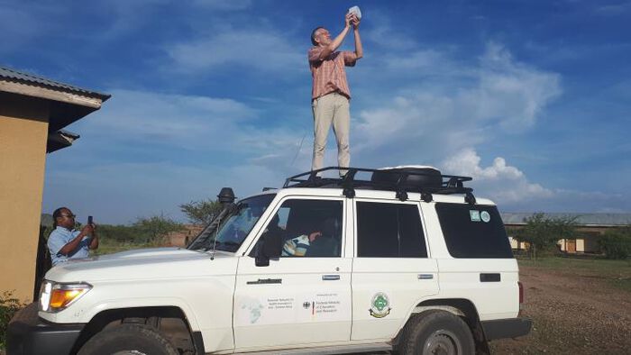 Josef Noll tester signaler på landsbygda i Tanzania