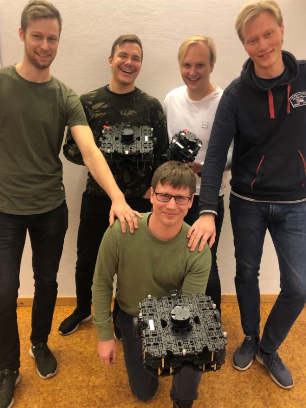 Bildet kan inneholde: team, teknologi.