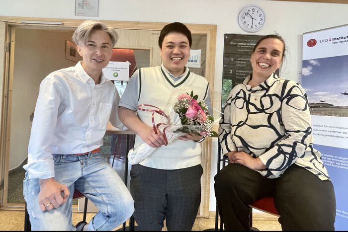 Bildet kan inneholde: smil, bukse, jeans, ansiktsuttrykk, muskel.