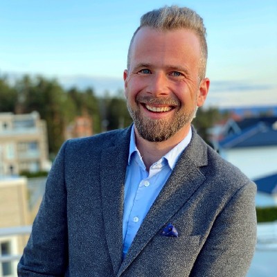 Bildet kan inneholde: person, smil, hake, erme, snipp.