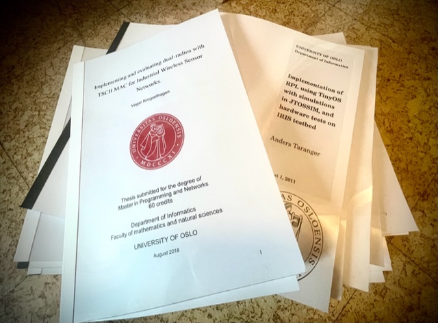Bildet kan inneholde: font, materiell egenskap, utgivelse, papir, papirprodukt.