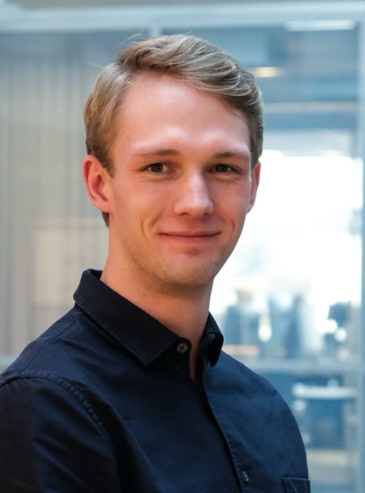 Bildet kan inneholde: person, panne, smil, hake, øyenbryn.
