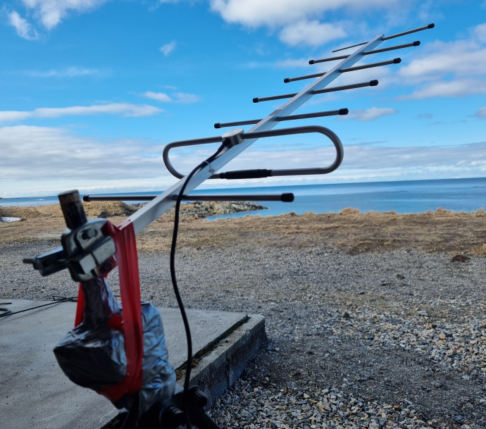 Bildet kan inneholde: azure, font, måne, elektrisk blå, astronomisk objekt.